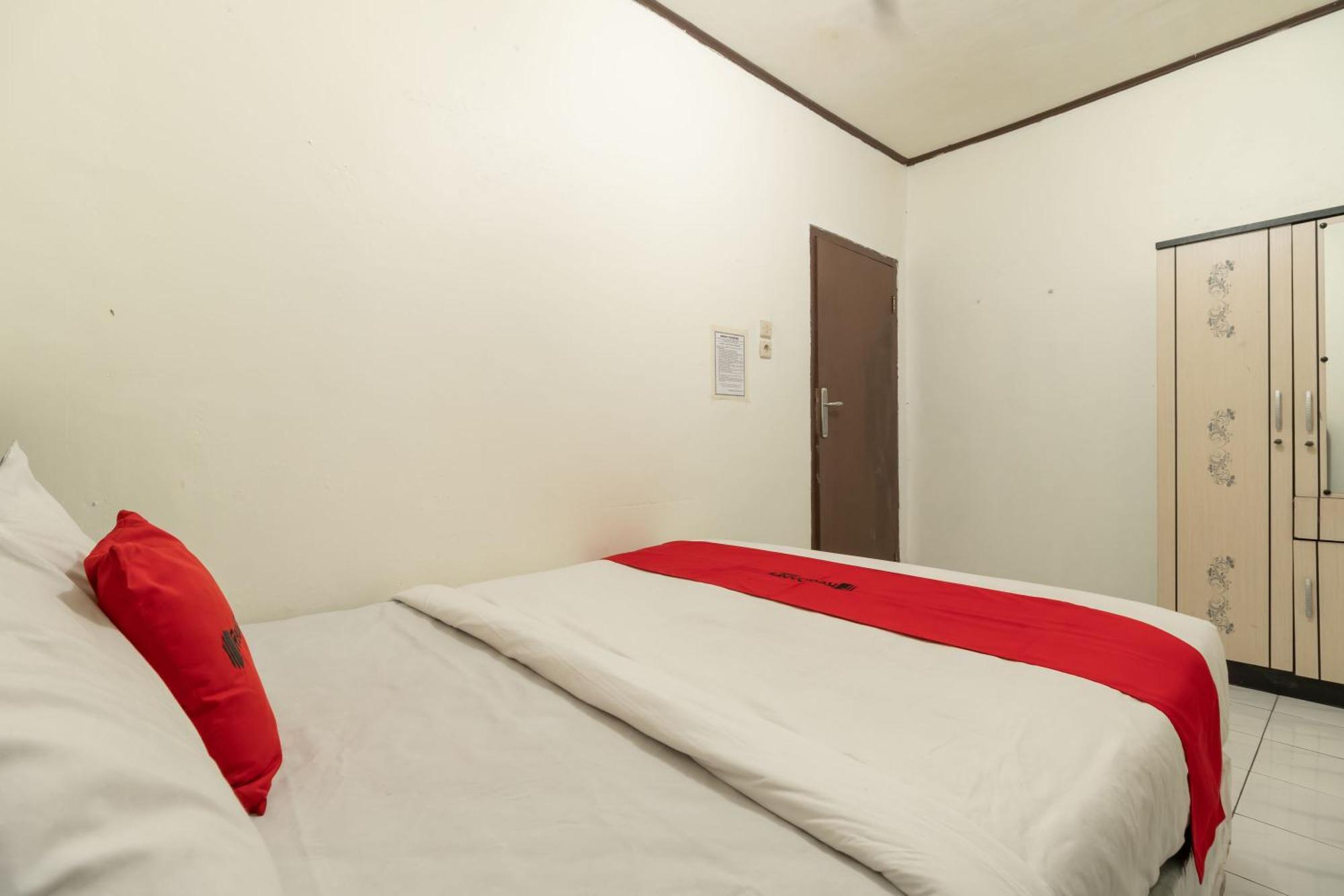 Reddoorz Near Pondok Indah Water Park Jakarta Bagian luar foto