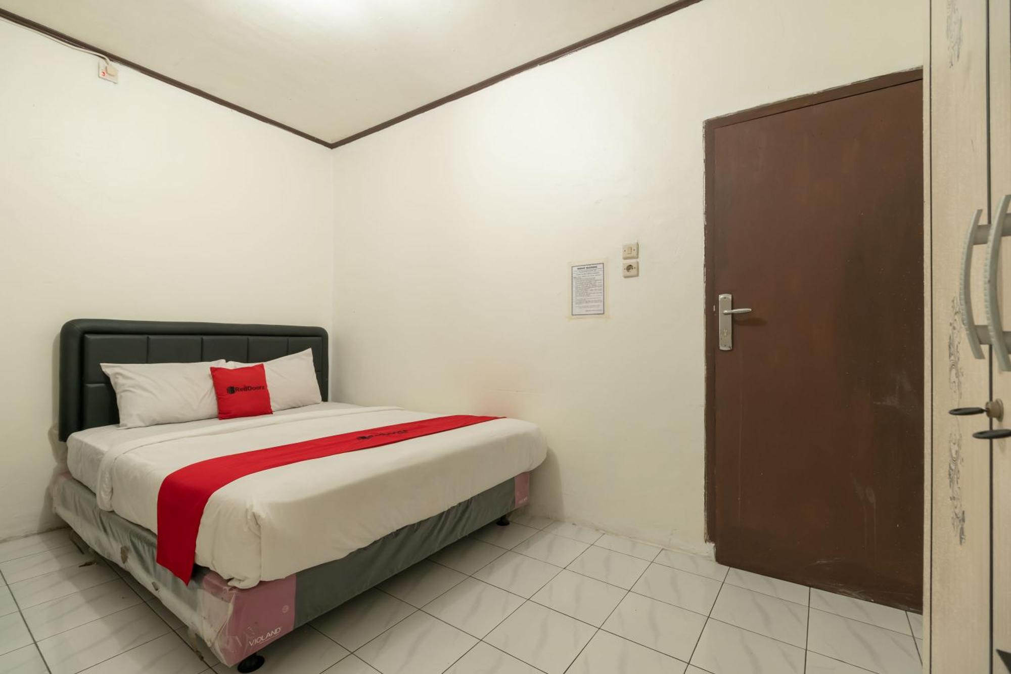 Reddoorz Near Pondok Indah Water Park Jakarta Bagian luar foto